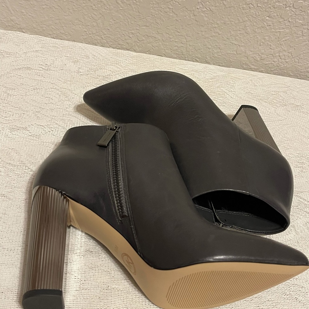 ✅MICHAEL KORS✅  Leather Bootie - Picture 3 of 16